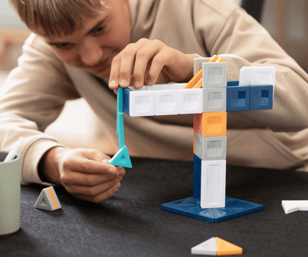 Laps ehitab Connetix PRO magnetklotsidest keerukat 3D konstruktsiooni