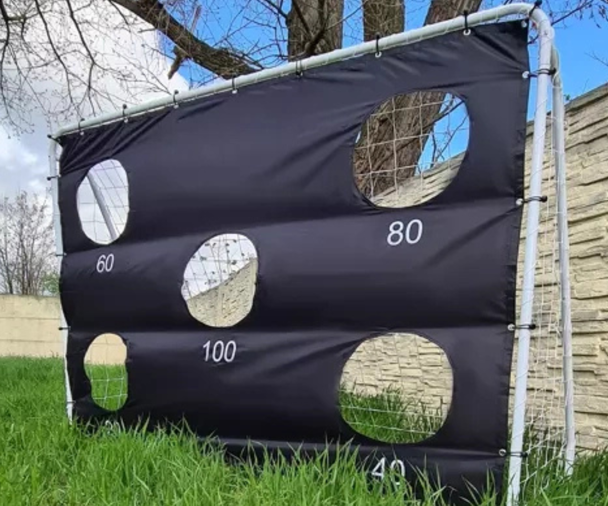 Täpsusmatt jalgpallivärava ees löögiharjutuseks