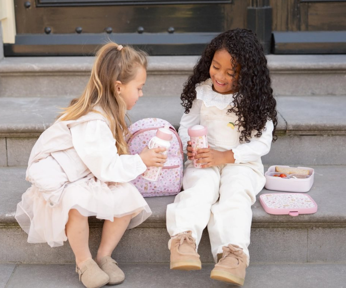 Laps joob roosast Little Dutch Fairy Garden pop-up joogipudelist – vajuta ja joo süsteem