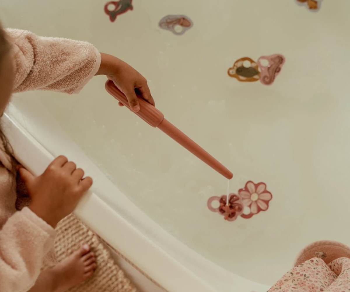 Puidust kalapüügimäng Girl – laps mängib õngega