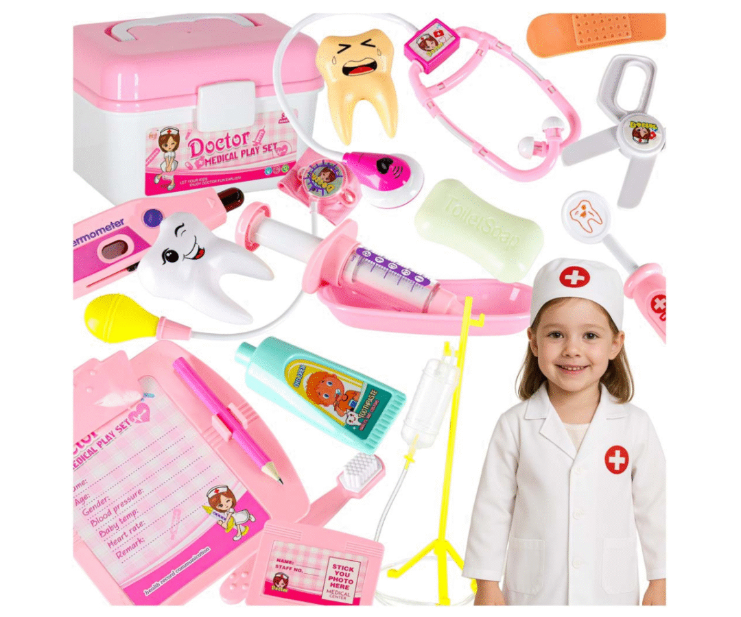 Väike tüdruk mängib roosa laste arstikomplektiga ja kuulab nuku südant stetoskoobiga.