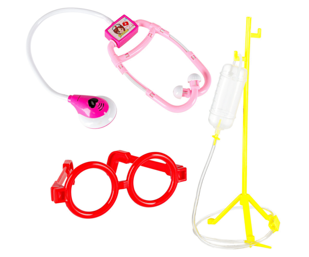 Laste arstikomplekt kohvris koos stetoskoobi, süstla ja termomeetriga laual.