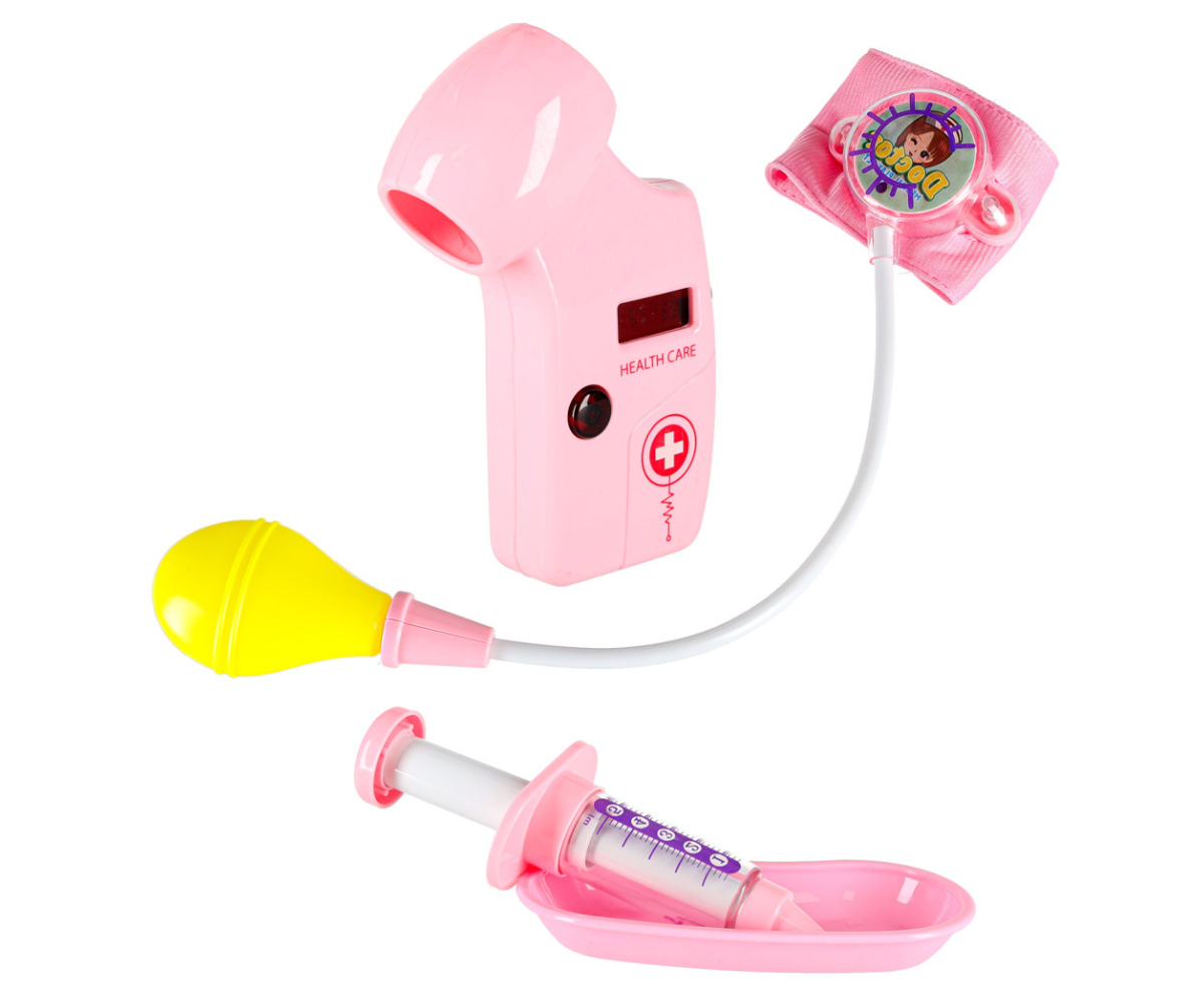 Poiss uurib karu kõrvu mänguarsti komplekti otoskoobiga.