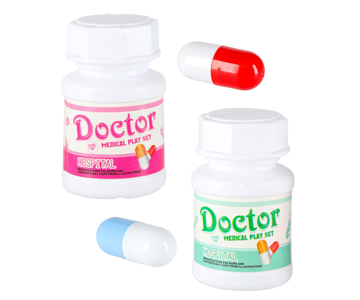 Väike arst valges kitlis kasutamas interaktiivset arstikomplekti valgusefektidega.