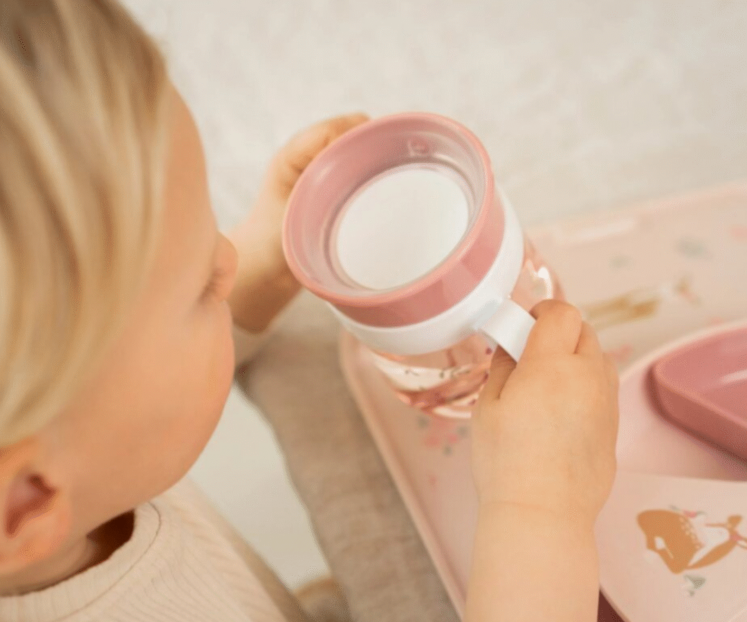 Lekkekindel 200 ml harjutustass liblikate ja lillede motiiviga – Little Dutch