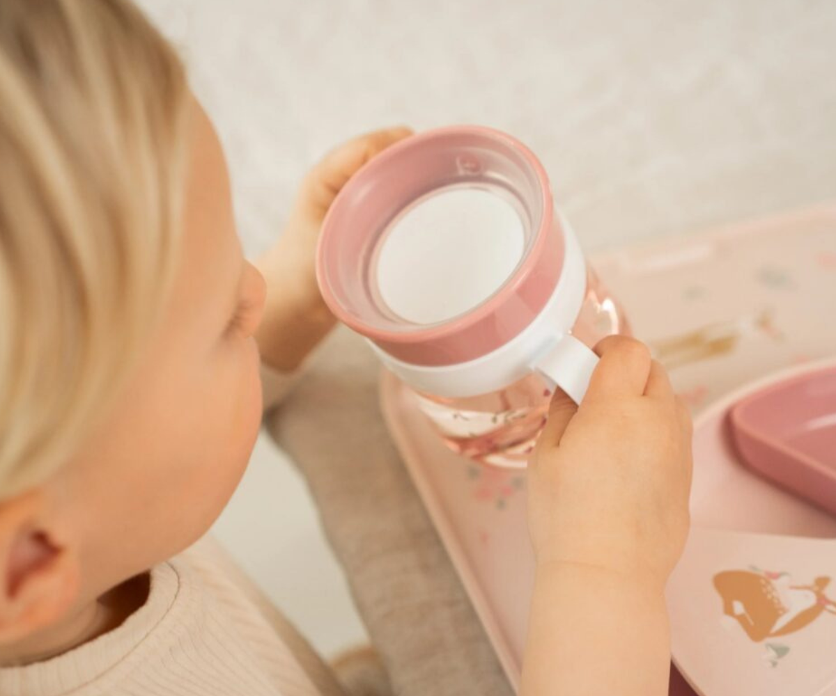 Lekkekindel 200 ml harjutustass liblikate ja lillede motiiviga – Little Dutch