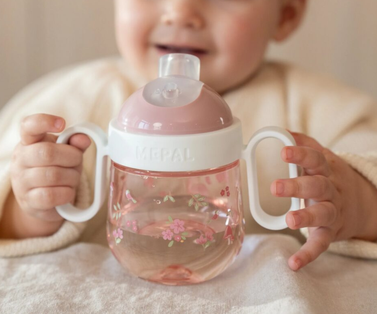 Roosa lekkekindel 200 ml joogitass armsa haldja- ja lillemustriga väikelastele