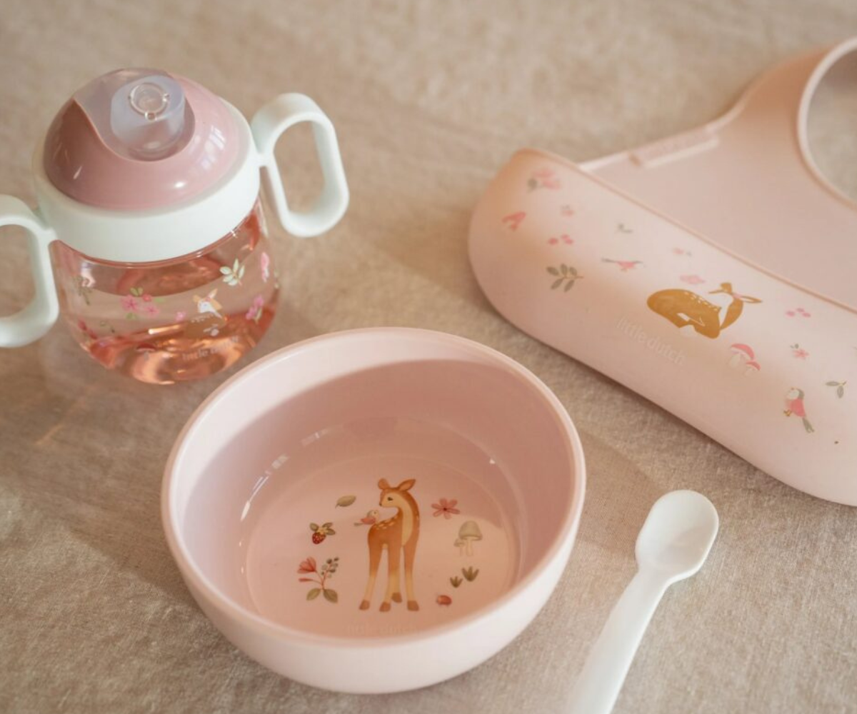 Laps hoiab Fairy Garden joogitopsi – turvaline ja mugav joomise õppimiseks