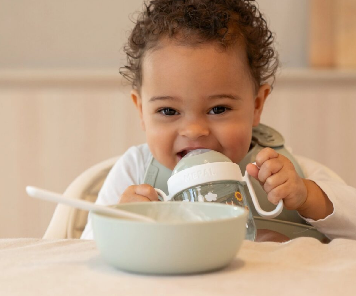 Little Dutch Forest Friends joogitops lapsel käes – turvaline ja praktiline disain