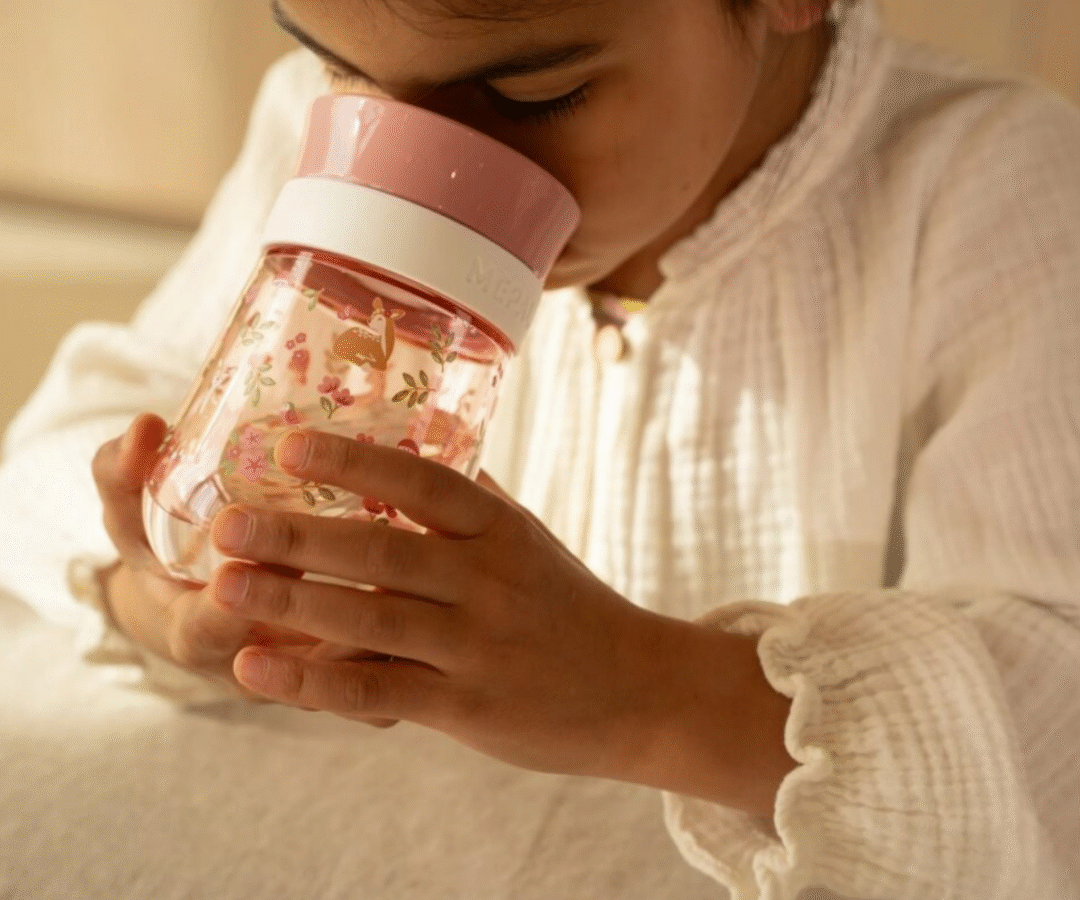 Lekkekindel 360° joogitass väikelastele liblikate ja lillede kujundusega