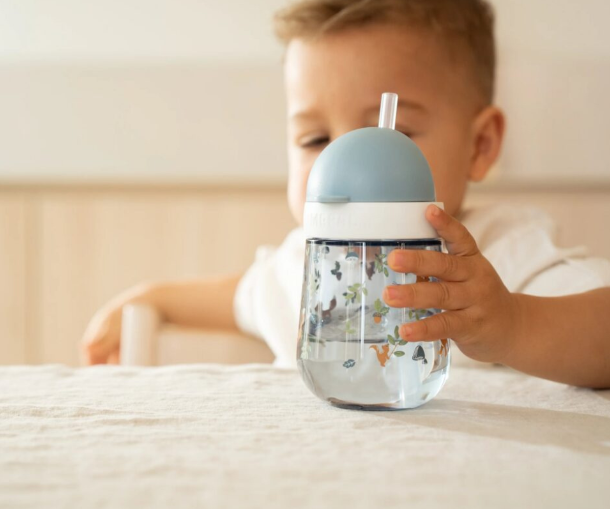 Laps joob Little Dutch Forest Friends kõrrega joogitopsist – lekkekindel ja mugav disain