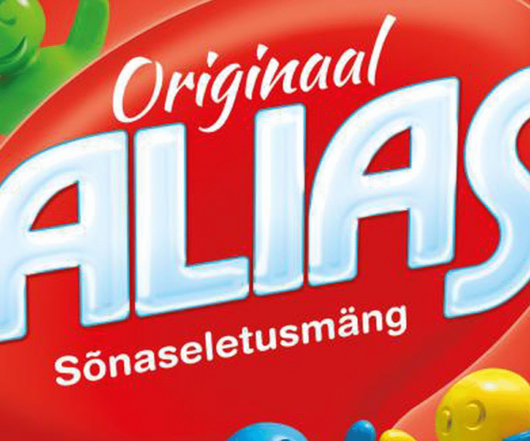 Alias sõnaseletusmäng – mängijad seletamas sõnu ja naermas liivakella taustal