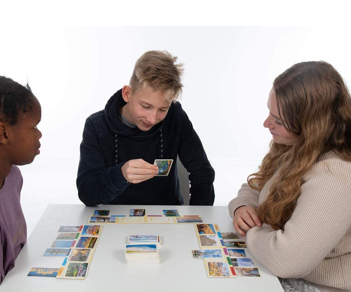 Lapsed mängivad Tactic lauamängu Maailma imed ja õpivad geograafiat