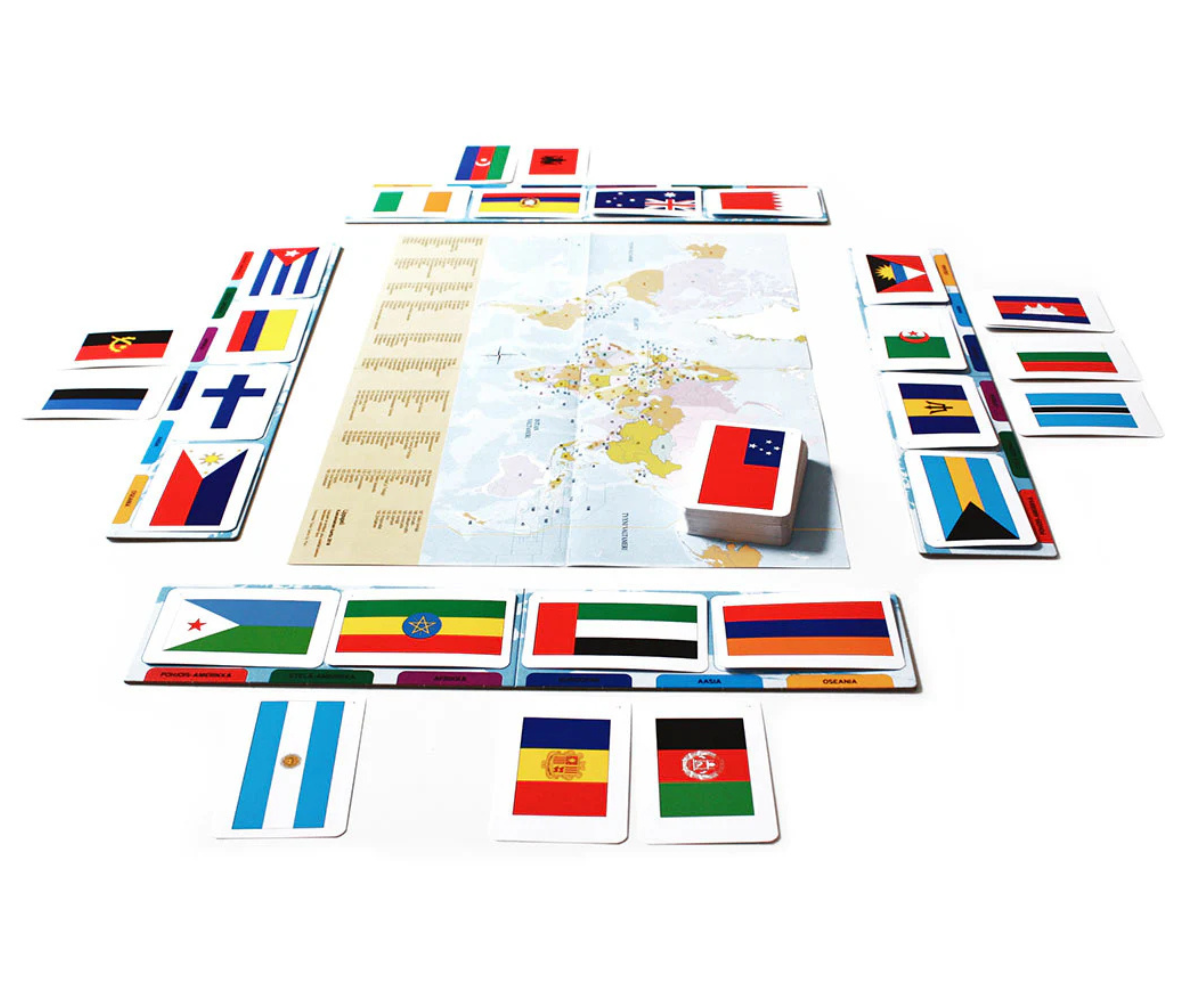 Lapsed mängimas Tactic Maailma lipud lauamängu ja uurimas lippe