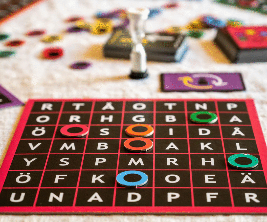 Sõna Bingo mängukomplekt – tähealused, sõnakaardid ja liivakell laual