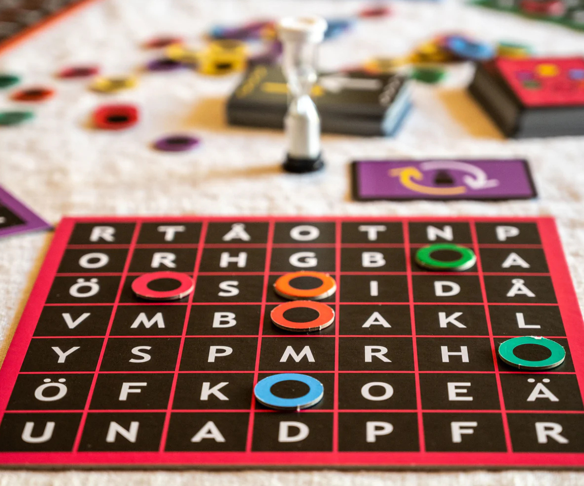 Sõna Bingo mängukomplekt – tähealused, sõnakaardid ja liivakell laual