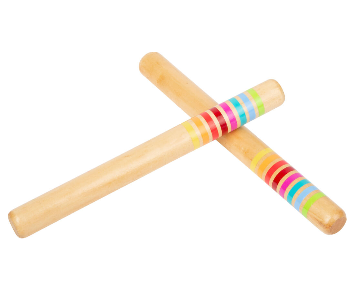 Laps mängib Small Foot puidust muusikapulkadega, arendades rütmitaju ja koordinatsiooni