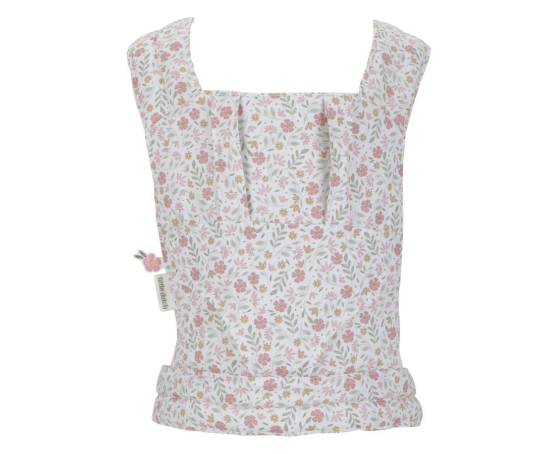 Little Dutch nuku kandekott Soft Flowers mustriga – laps hoiab beebinukku süles