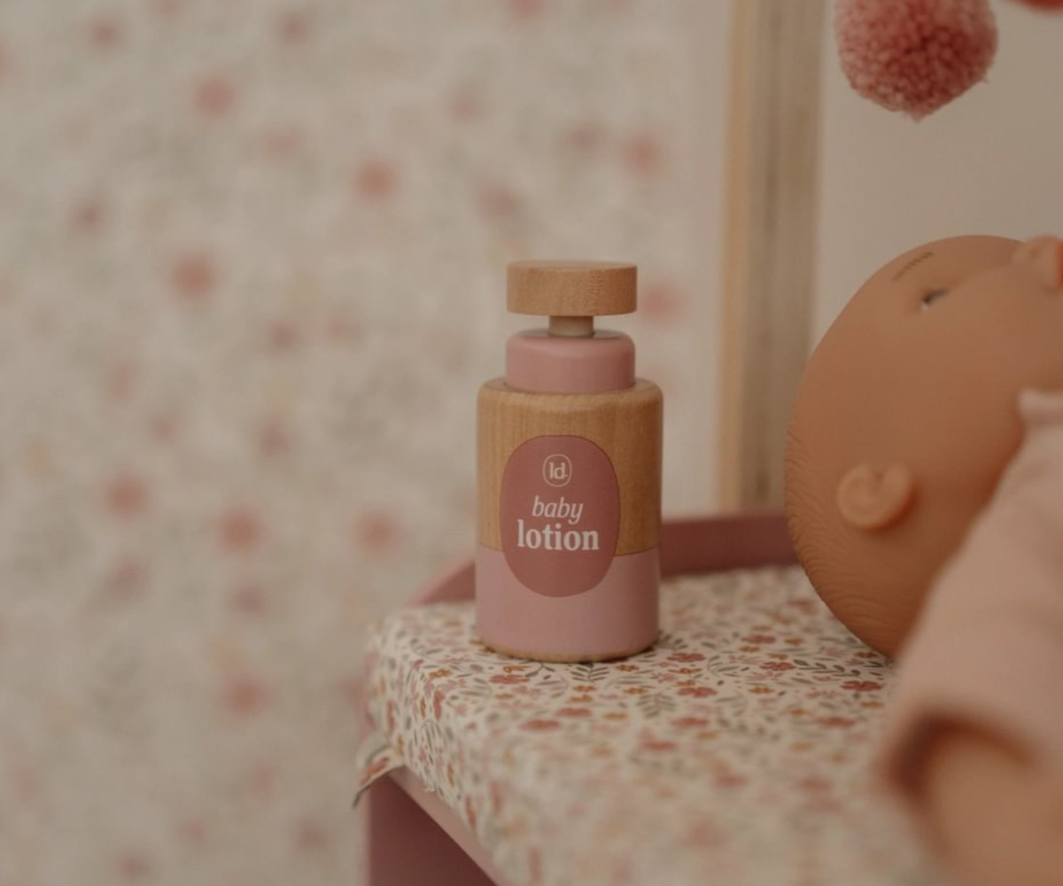 Little Dutch puidust mähkimislaud magamistoa taustal