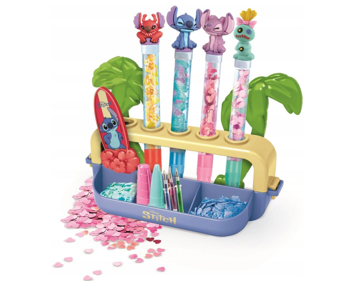 Laps loob oma värvilisi pliiatseid Stitchi-teemalises Clementoni käsitöökomplektis