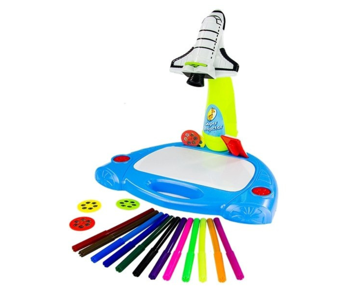 Laps joonistab projektoriga kuvatud pilti värviliste pliiatsitega