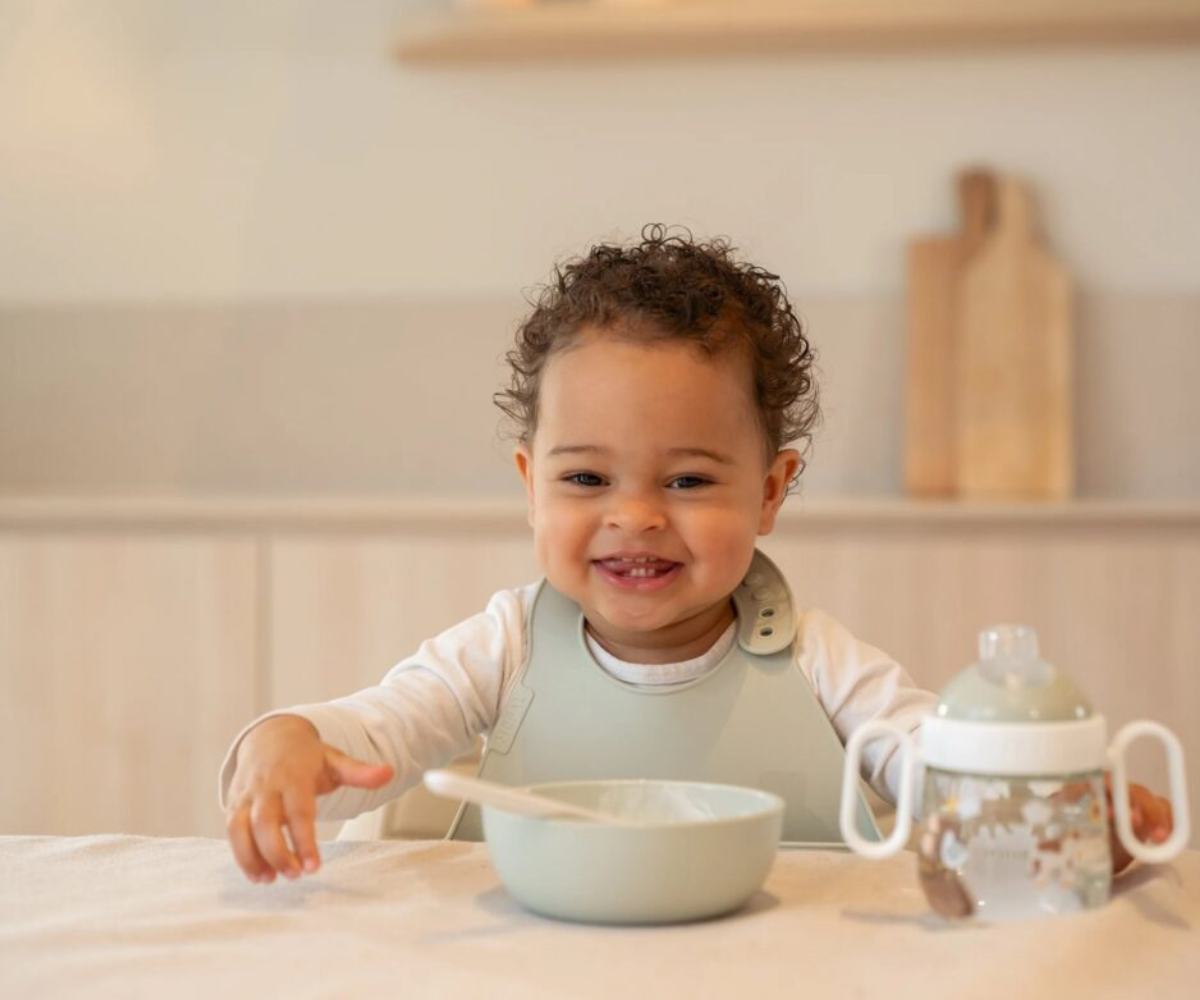 Beebi silikoonpõll taskuga, mis püüab kinni toidutükid ja joogilondid