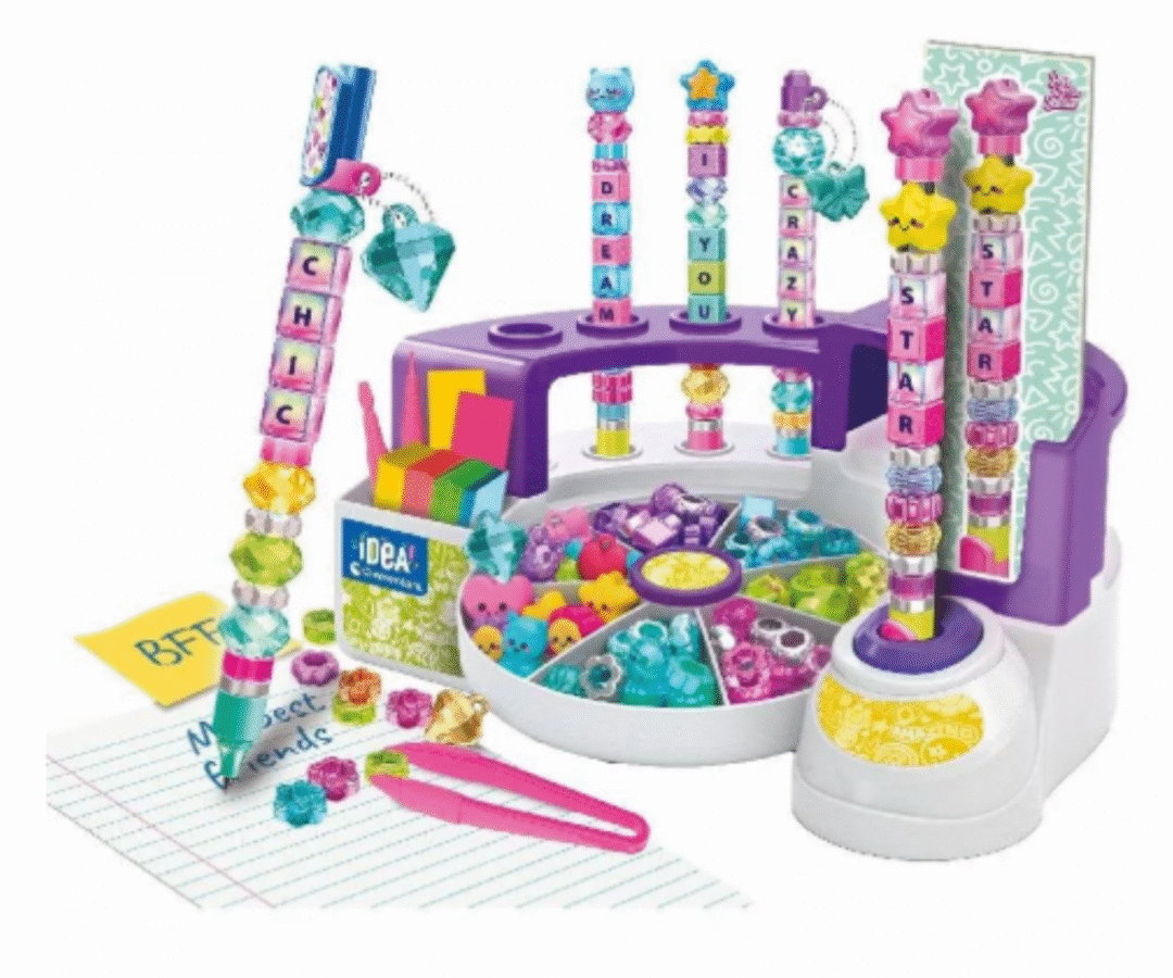 Laps loob oma sõnumiga pliiatseid tähtede ja helmestega Clementoni pliiatsitehases