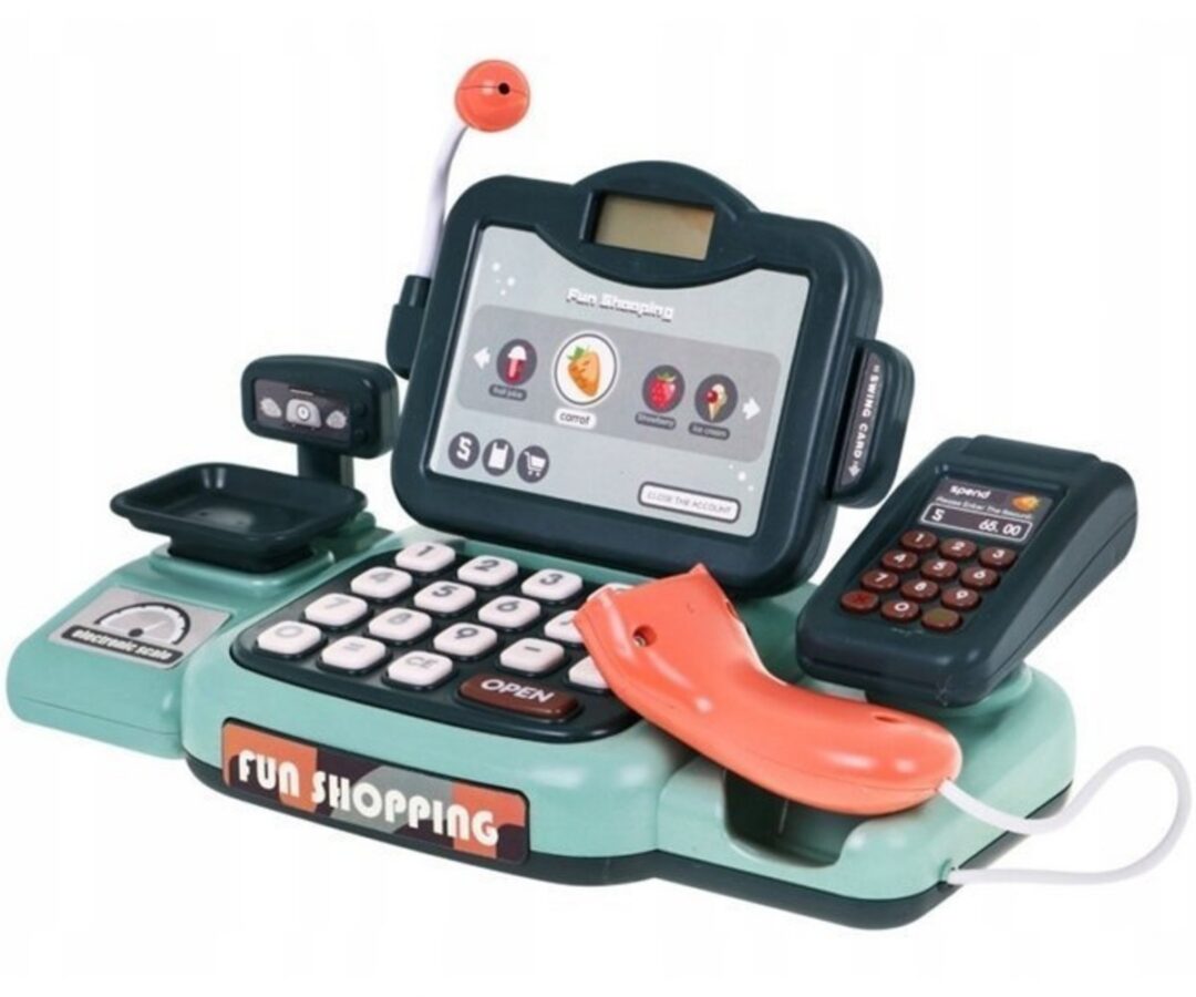 Laste mängukassa mikrofoniga – heli ja terminaliga, lähedal vaade töötavast mängukassast