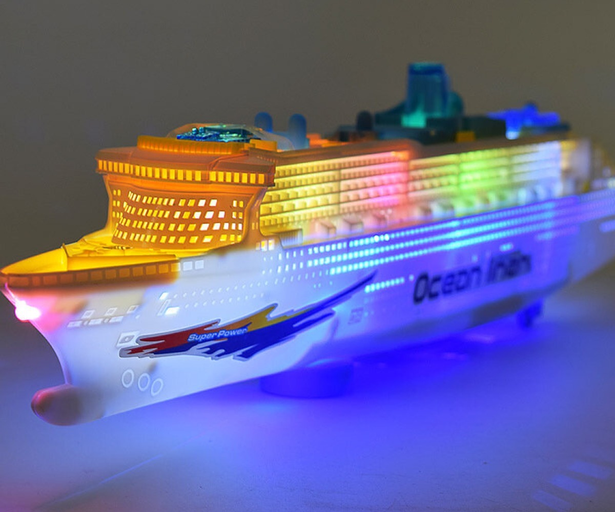 Reisilaev helide ja tuledega – Cruise Ship, särav ja värviline laev.