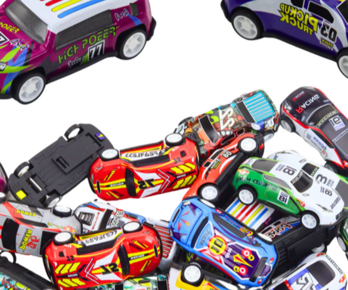 Lähivõte Autokomplekt kohvris – 25 autot mänguautodest.