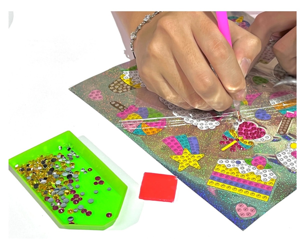 Teemantmosaiigi kleebiste komplekt – Kosmos ja astronaudid - Ahned käed töötavad kleebiste kallal