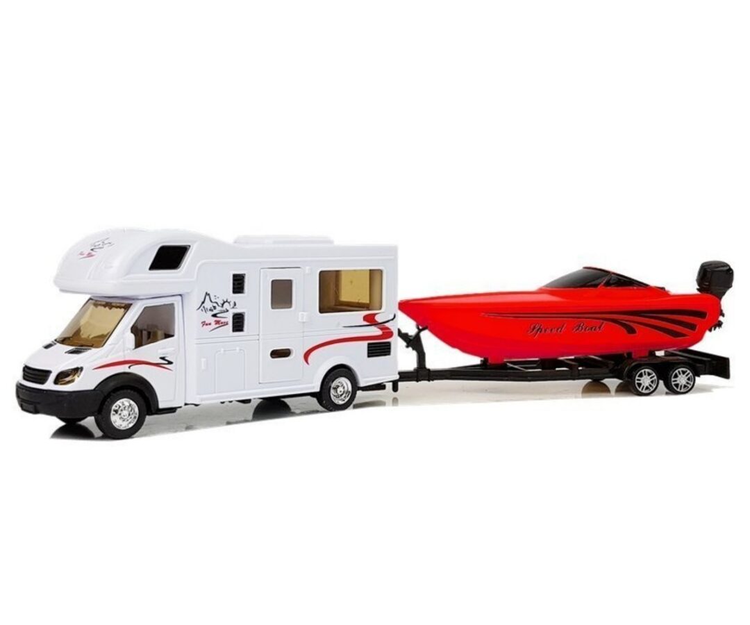 Matkaauto koos punase mootorpaadiga – hõõrdejõul töötav. Auto ja paat külgvaates.