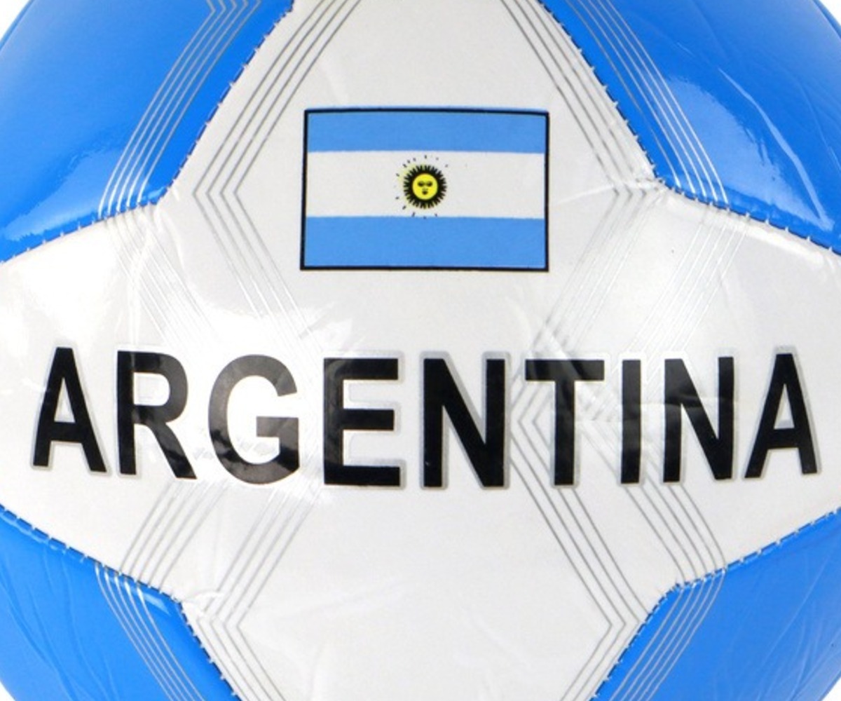 Esikülg Argentiina lipuvärvides jalgpallist – suurus 5 (24cm) koos selgelt nähtava nimega.