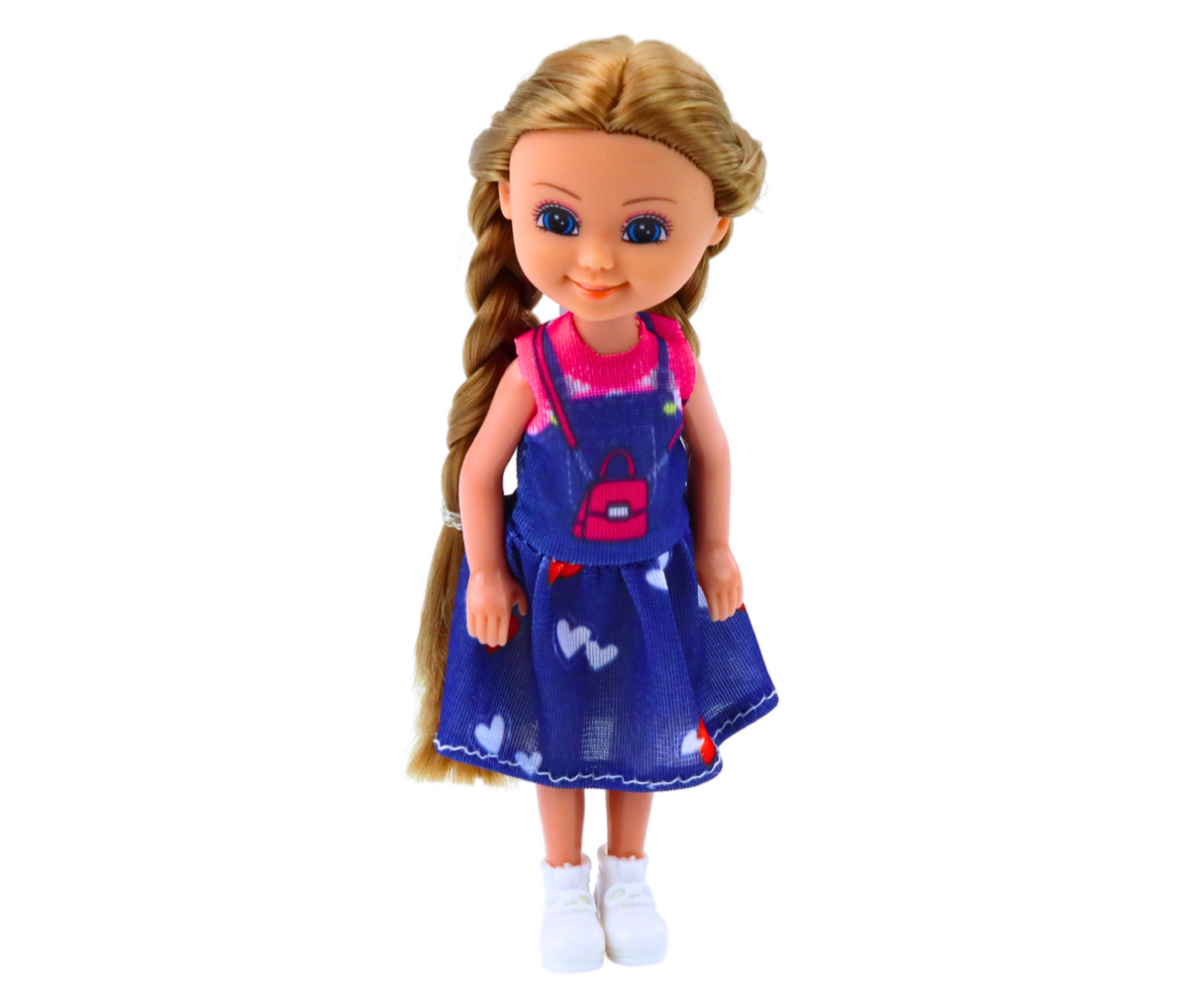 Mini nukk 15cm pikkade juustega, kellel on seljas tumesinine kleit ja valged tossud