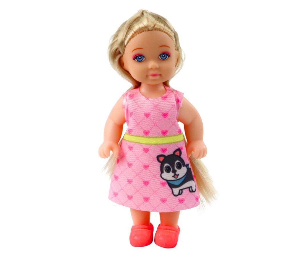 Mini nuku komplekt koer ja kassipoeg (tarvikutega) - lähem vaade nukust, kes kannab roosa kleiti