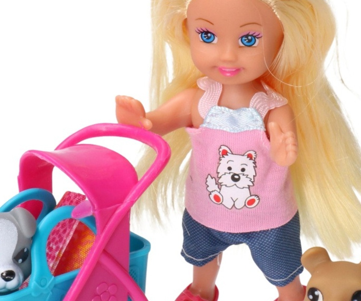 Detailne pilt Mini nuku komplektist jalutuskäru ja kahe koerakesega, nukk ja koerad kärus.