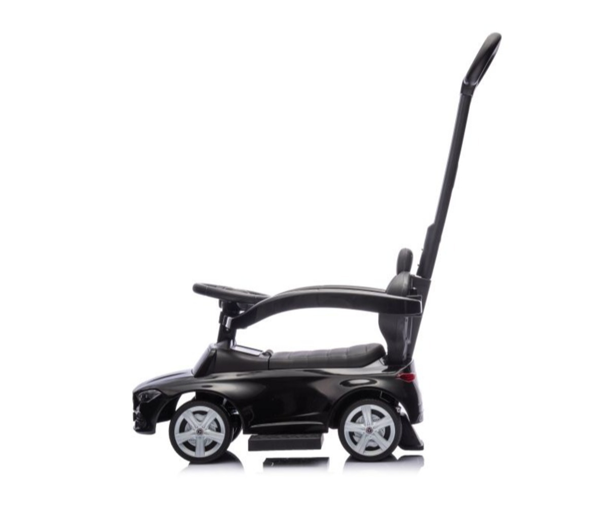 Vanem lükkamas last musta Mercedes 3in1 autoga õues.