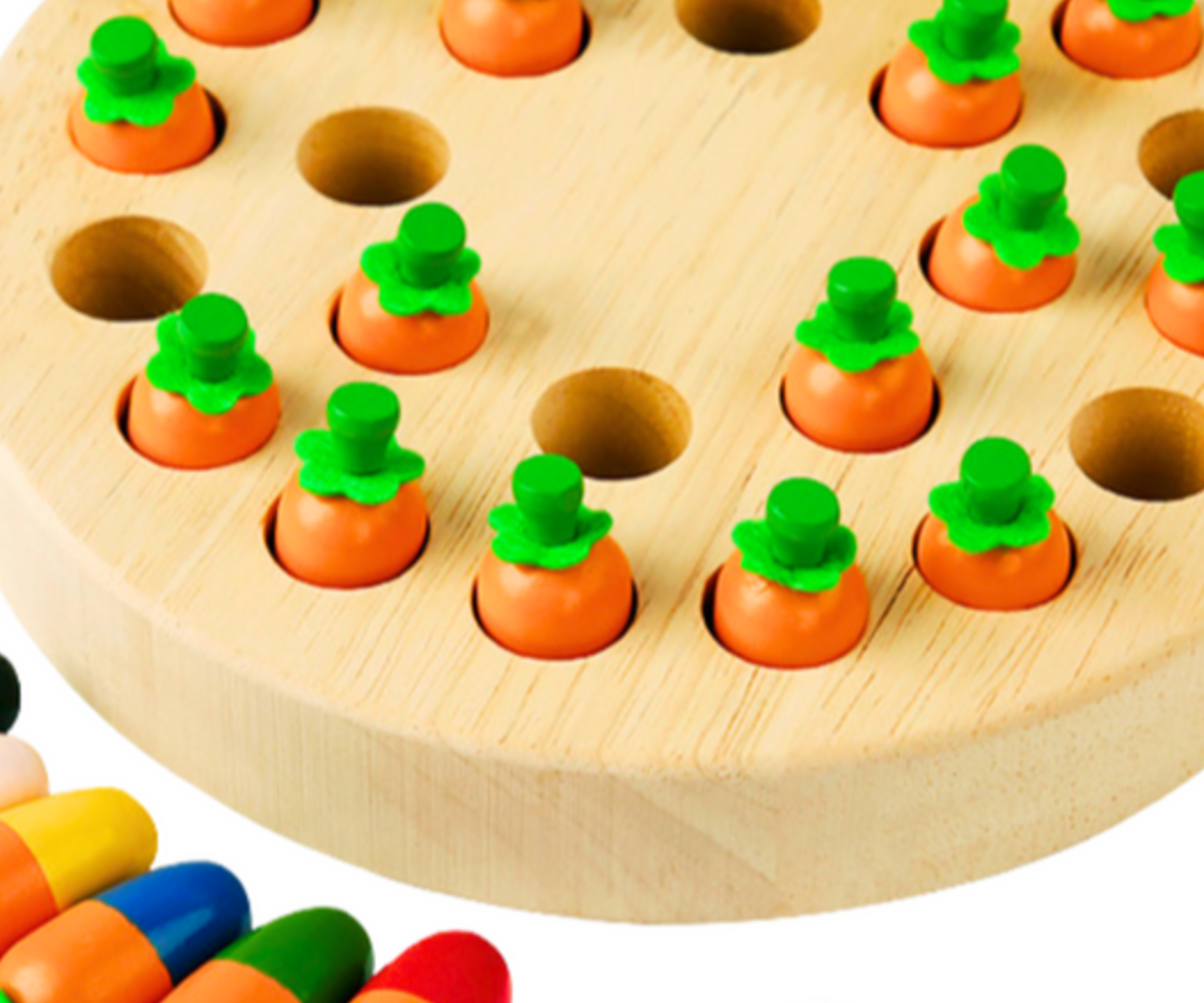 Mängu kõik osad – puidust alus ja värvilised porgandid – laiali asetatuna.