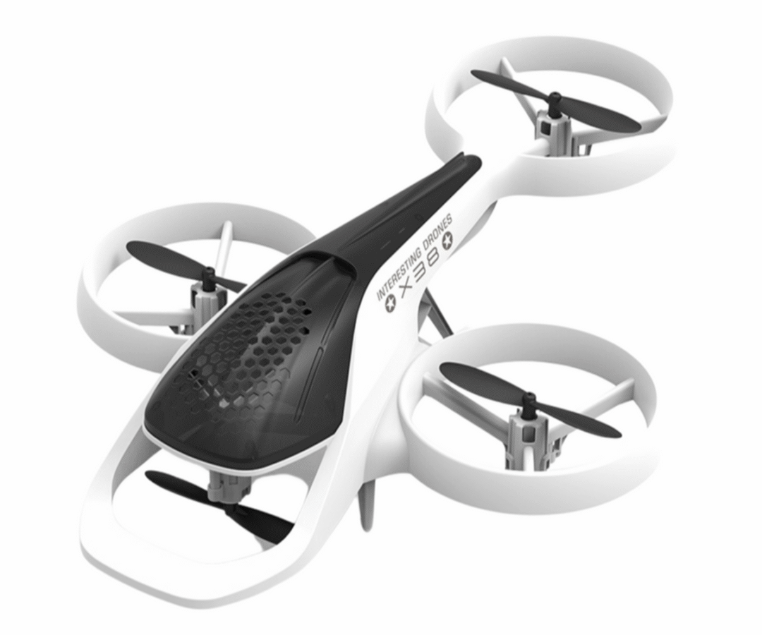 Laps juhib valget SYMA X38 drooni musta puldiga toas või õues.