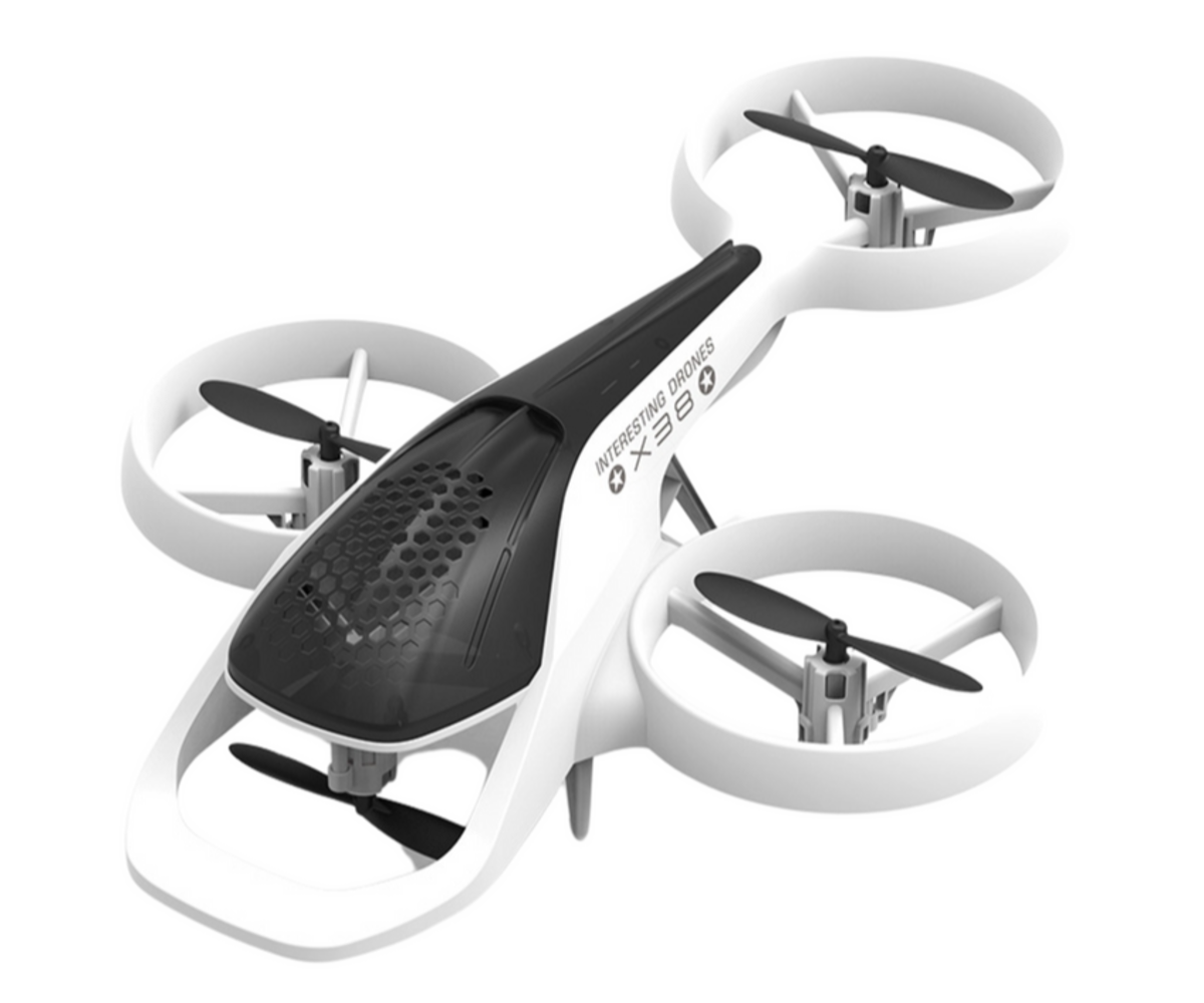 Laps juhib valget SYMA X38 drooni musta puldiga toas või õues.