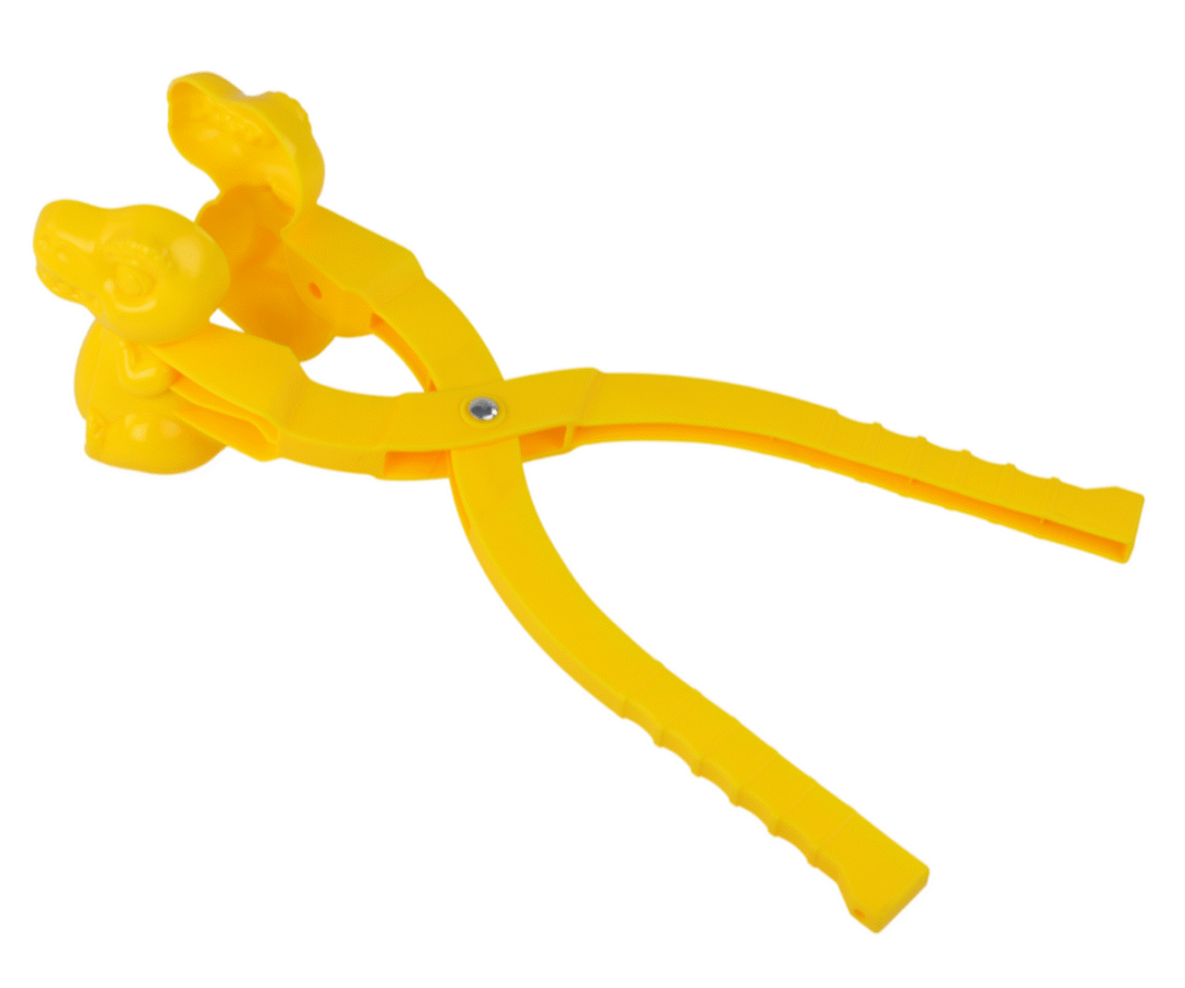 Laps kasutamas dinosauruse lumemasinat õues lumevormi tegemiseks.