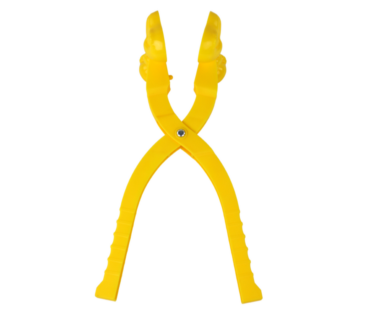 Valmis väike lume-dinosaurus, mis on vormist välja võetud.