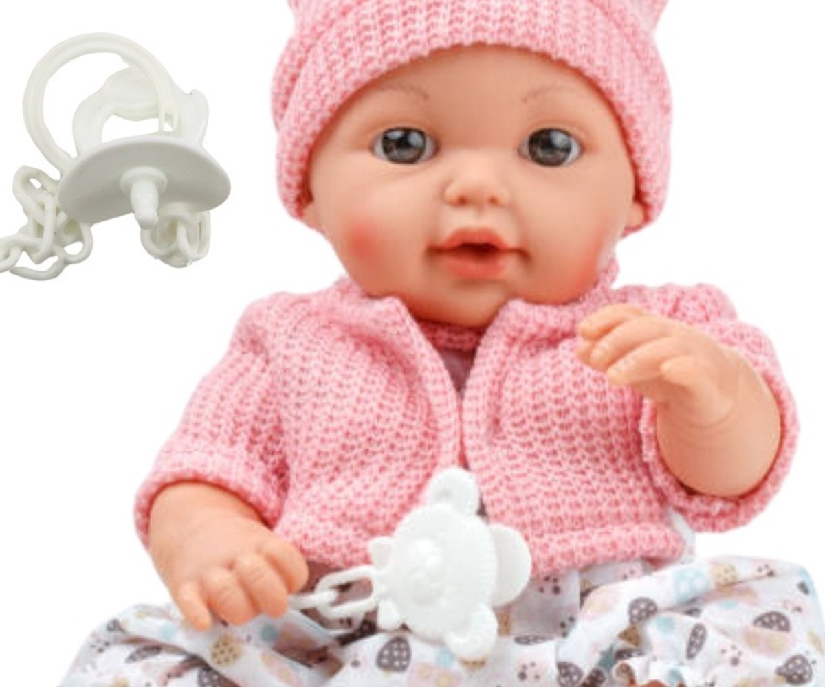 Beebinukk kampsuni ja mütsiga, komplektis olevate aksessuaaridega.