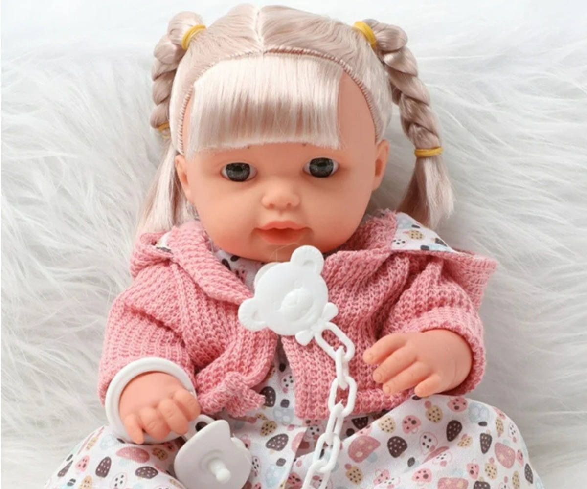 Beebinukk blondide patsidega, käes kettiga lutt.