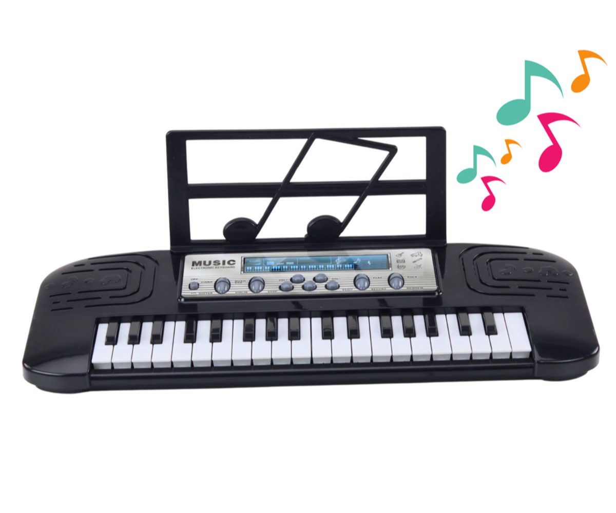 Laps mängimas mustal 37-klahvilisel süntesaatoril ja laulmas mikrofoni.