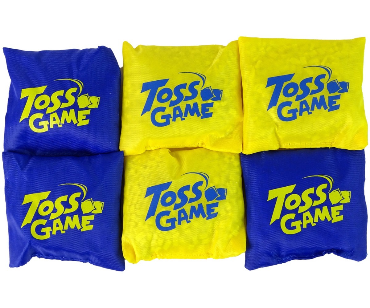 Lapsed mängimas viskemängu, visates kotikese märklaua suunas