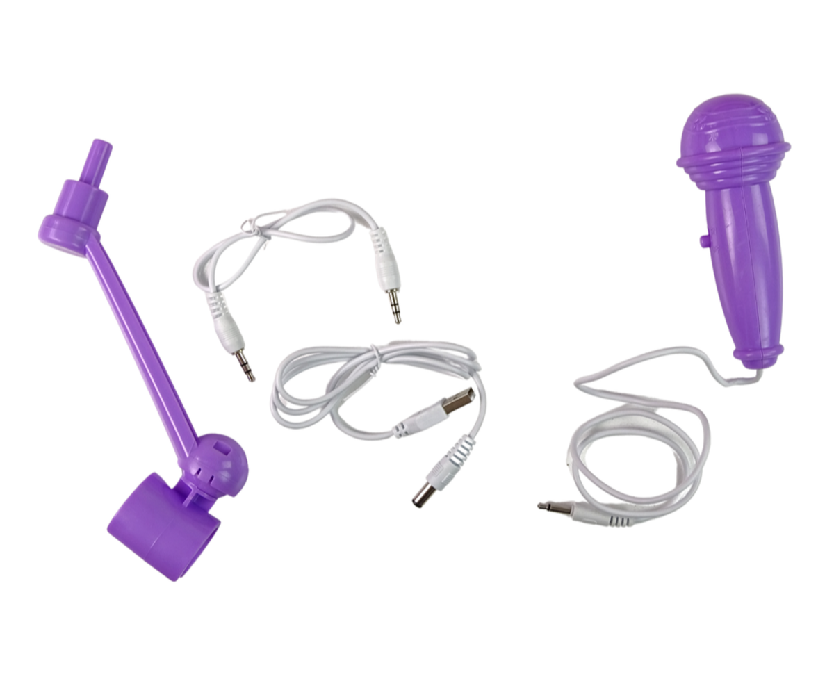 Laste süntesaatori mikrofoniga tarvikud, sealhulgas mikrofon ja helikaablid.