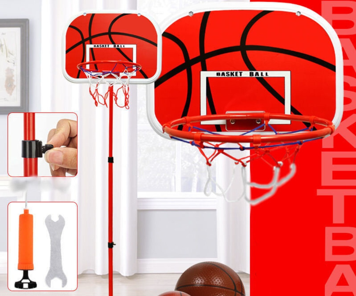 Komplektis olev väike korvpall ja pump.