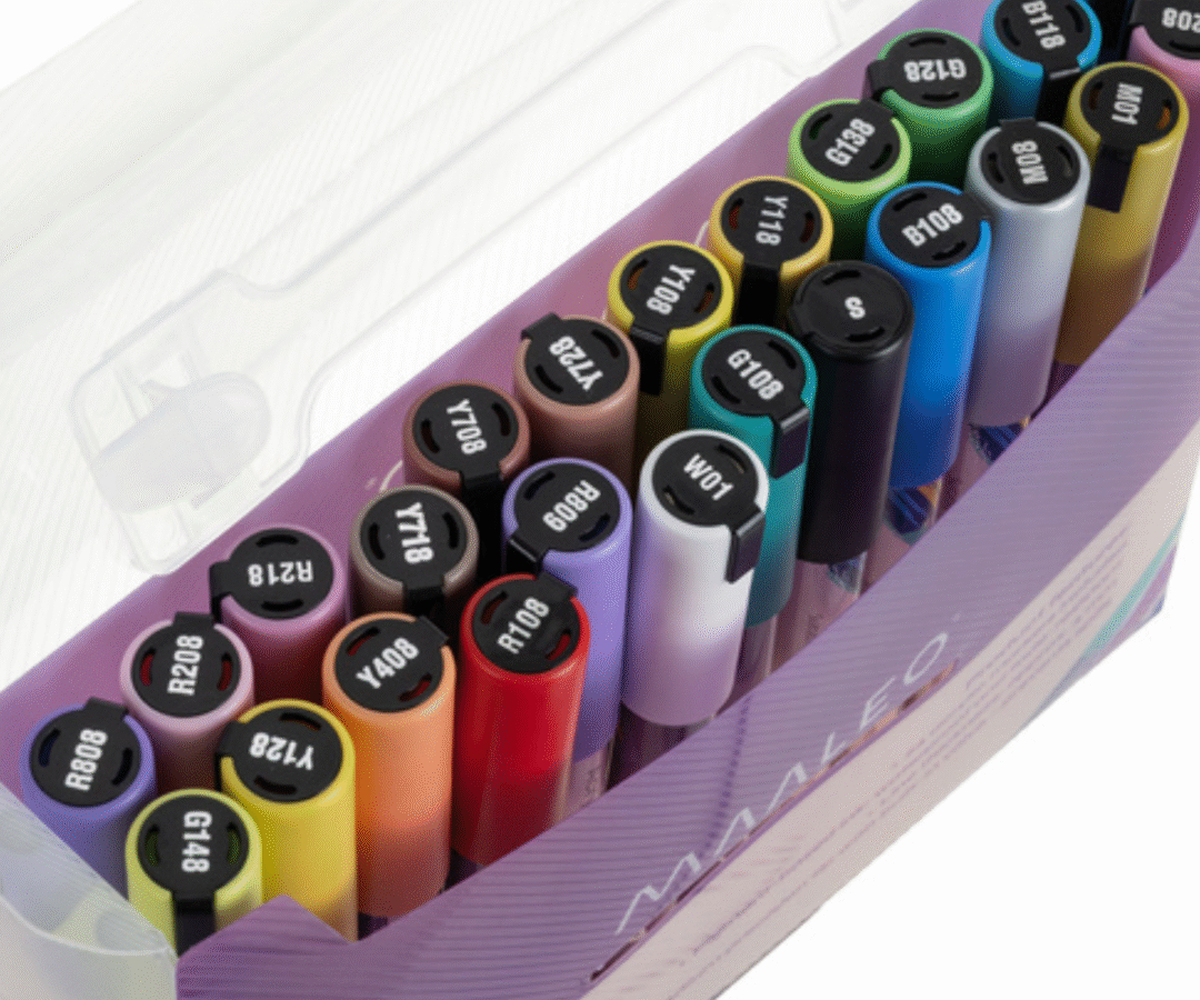 Erksavärvilised Maaleo akrüülmarkerid reas koos värvikoodidega korkidel.