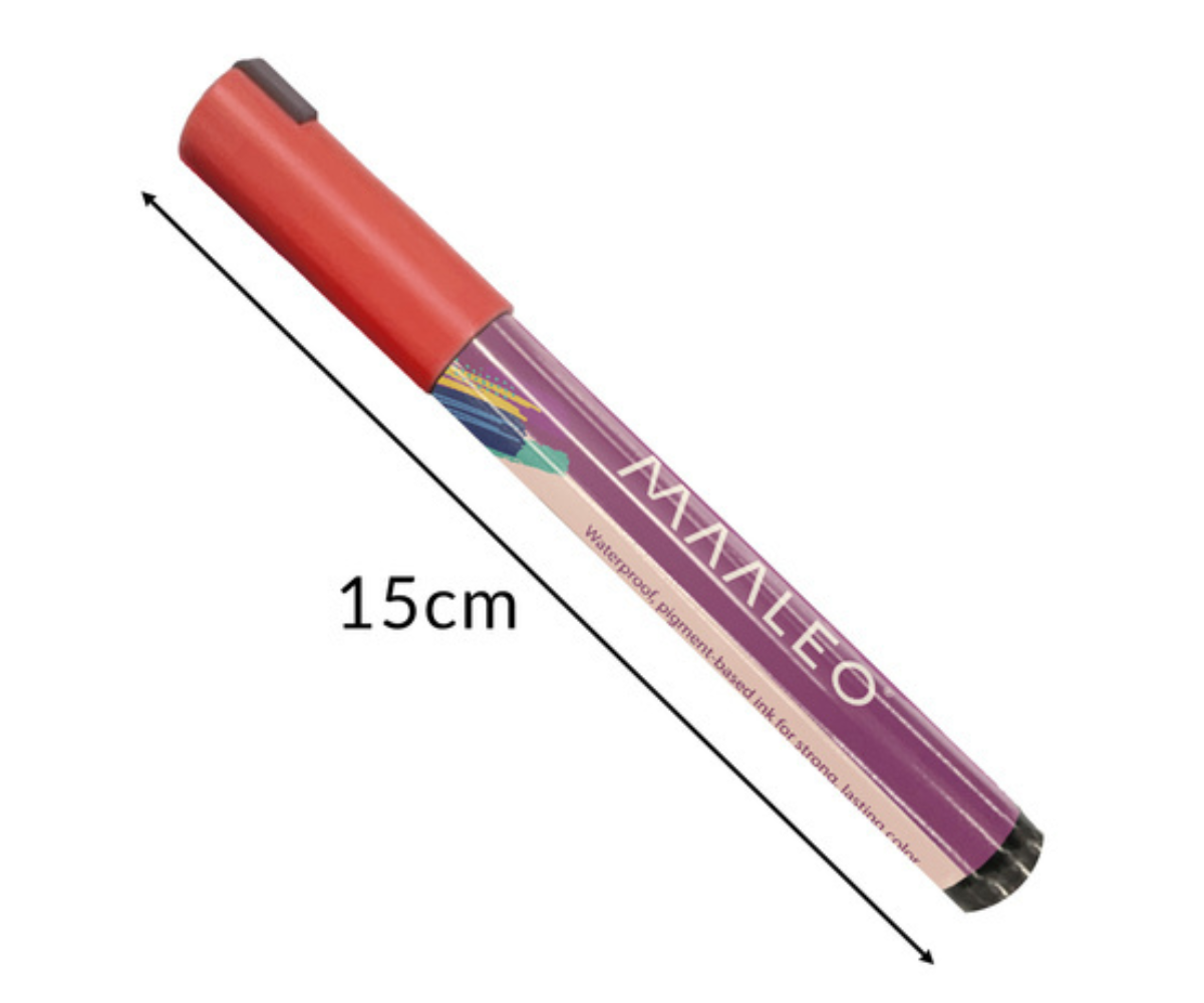 Käsi joonistamas Maaleo akrüülmarkeritega klaaspinnale.